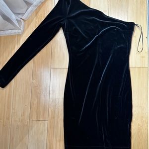 One shoulder velvet black dress